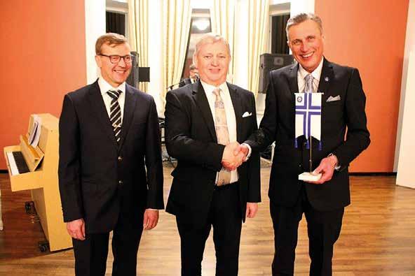 Kommodori Pekka Jaakkolan yhdessä toimintasihteeri Helena Sipilän johdolla kohotettujen avajaismaljojen ja kolminkertaisten hurraa-huutojen jälkeen esiintyi Lahden