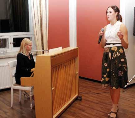 . Ismo Glans, Jan Jansson ja Pekka Jaakkola. LPS:n juniorityttöjen musiikkiesityksestä, jota tarjoilivat Ida Lehtomäki (laulu) ja Aino-Maija Makkula (piano).