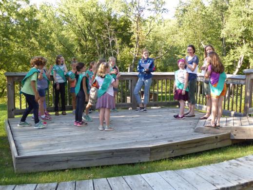 Noora 10-vuotiaiden Girl Scout -lasten kanssa. Kuva: Gina Boleng Onko kaikilla siellä samanlaiset hatut kuin sudenpennuilla Aku Ankassa?