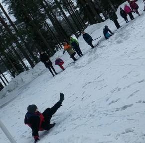 Nuoremmat lapset asettuivat kimpsuineen ja kampsuineen alakämpän parvelle ja ryhtyivät sitten Elinan ja Estherin johdolla askartelemaan poroja styrox-palloista ja piipunrasseista.