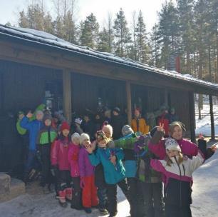 Ennen päivällistä vietimme vielä hieman ikäkausiohjelmaa: sudenpentujen askarrellessa värikkäitä huivikoruja ja seikkailijoiden leipoessa ohrarieskoja tarpojat puuhastelivat rakovalkean parissa.