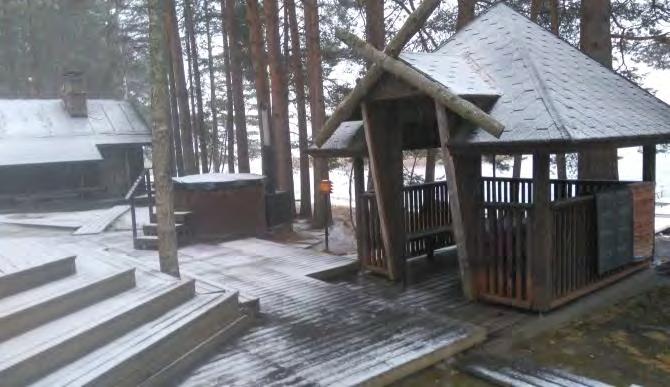 Alueella sijaitsee matkailupalvelujen toimintaan liittyvää rakennuskantaa, kuten majoitus- ja saunatiloja. Suunnittelualueen rakentamaton osa on tavanomaista metsätalousmaata.