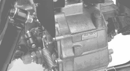 Vaihteisto-/hydrauliöljyn tarkistus Vaihteistoöljysäiliö on täytetty Dexron III ATF -öljyllä.