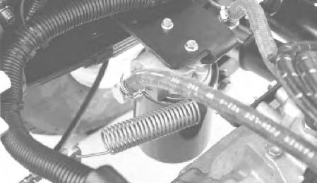 Hydraulisuodattimen vaihto Vaihda hydraulisuodatin ensin 0 käyttötunnin jälkeen ja sen jälkeen aina 800 käyttötunnin välein.