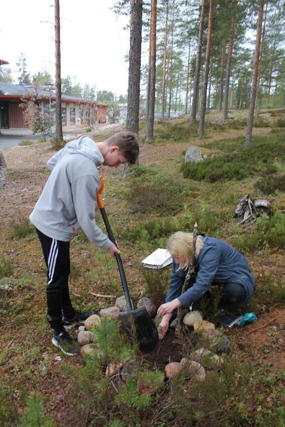 16 Sataedun Kankaanpään yksikön catering-linjan ensimmäisen vuoden opiskelijat, joille tilaisuus tarjosi samalla hyvän mahdollisuuden harjoitella suuren ruokaseurueen palvelemista. to 25.5. ti 30.5. ti 30.5. ti 30.5. ti 30.5. ti 30.5. ke 31.