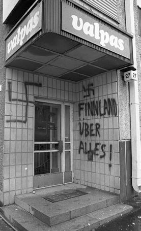 Huolimatta maltillisuudestaan olivat sd-lehdet ajoittain poliittisille ääriliikkeille punainen vaate. Valppaan julkisivua sotkettiin heinäkuussa 1980.