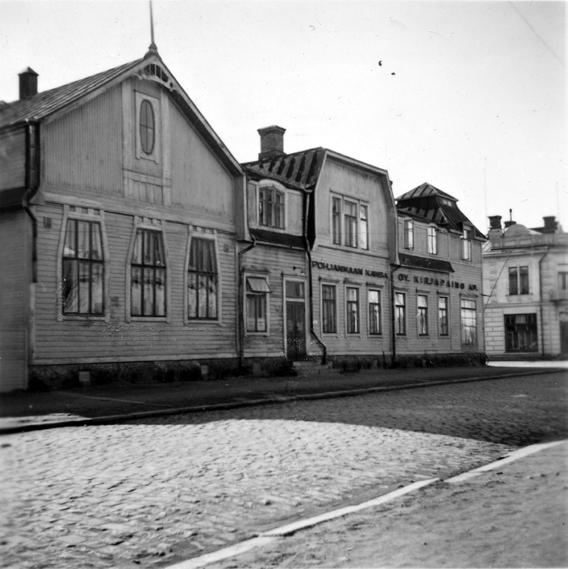 Pohjanmaan Kansan toimitus teki töitä 1980-luvulle asti vanhoissa Oy Kirjapaino Ab:n kirjapainon tiloissa. Kuva on vuodelta 1953. Työväen Arkisto dellä oli peräti 240.