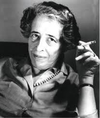 Totalitarismi, absoluuttinen paha ja pahan arkipäiväistyminen Filosofi Hannah Arendt (1906-1975): Jos on totta, että totalitarismin viimeisellä asteella absoluuttinen paha ilmaantuu ( ), on samalla