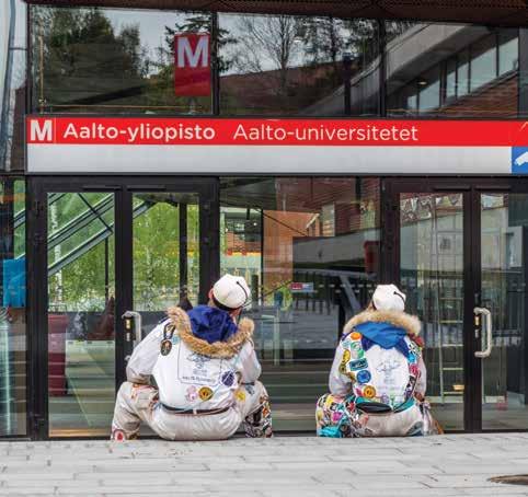 kun mä fuksina tänne taapersin, en tiennyt mitä sähkö on. meni innosta pieni pääni sekaisin, laulukirja oli tarpeeton. mulla kavaletti, nabla ja kosini fii, oli öisinkin mielessä.