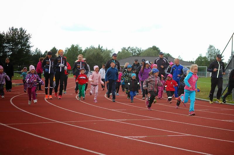 Kerääjinä ja juoksijoina toimivat urheilukoululaiset ja heidän vanhemmat.