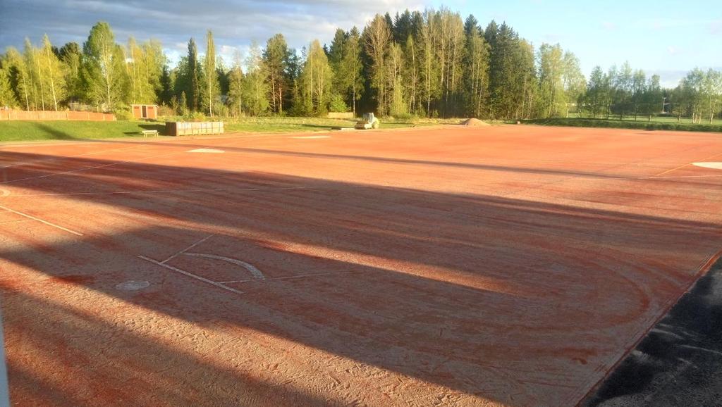 HUMPPILASSA PELATAAN UUDELLA KENTÄLLÄ Maan uusin hiekkatekonurmikenttä on valmis. Humppilan pesäpallokenttä on saanut tälle kesälle hienot puitteet, kun kentälle on asennettu hiekkatekonurmi.