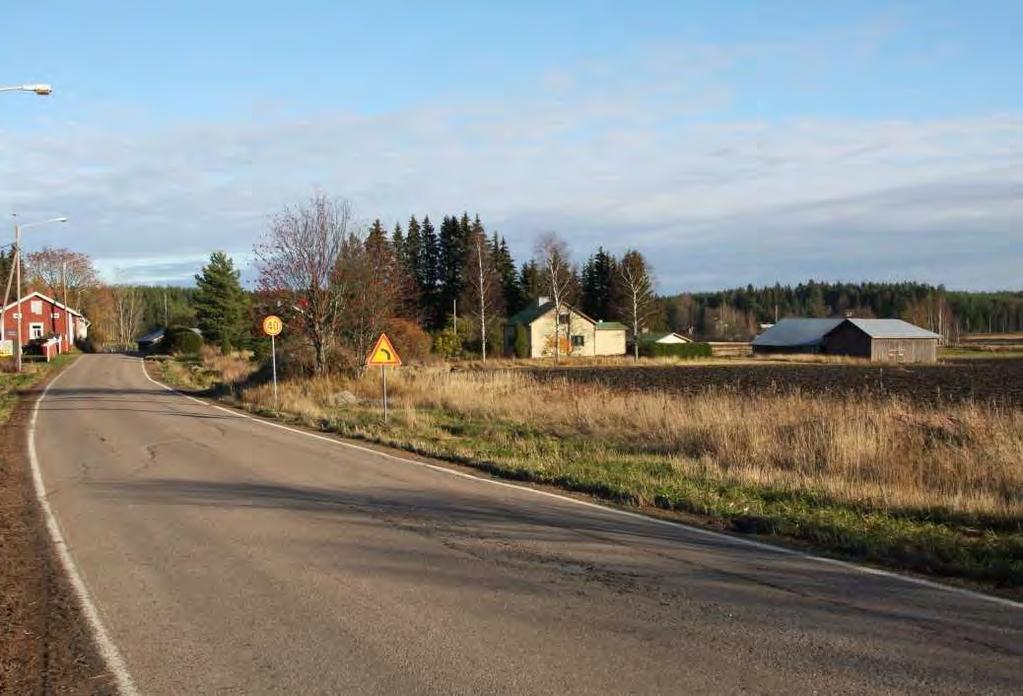 FCG SUUNNITTELU JA TEKNIIKKA OY 11 (34) 1990 2015. Liikennejärjestelmä tukeutuu autoliikenteeseen. Rataverkon osalta alueella sijaitsee kuitenkin tavaraliikenteen asema. Iitin kirkonkylä (n.