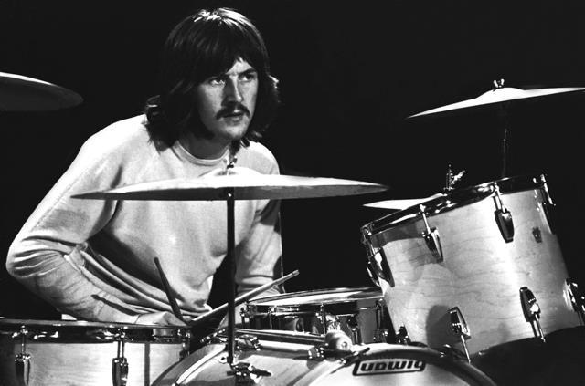 4 Kuvio 1. John Bonham Led Zeppelinin alkuaikoina (Kuva: Drummagazine 2015, www.) 2.
