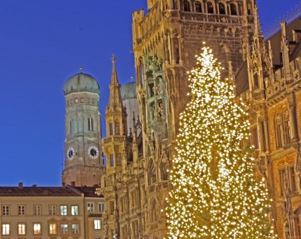 1. päivä: Perjantai Olemme teitä Münchenin lentokentällä vastassa, jossa nautimme jo heti ensimmäisen höyryävän Glühweinimme eli hehkuviinin terminaalin Christkindlmarktilla!