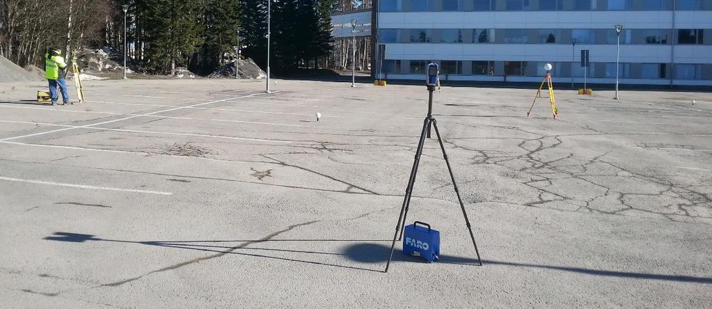 10 Tässä opinnäytetyössä keskitytään maanpäällisen 3D-laserskannerin käyttöön, joskin mittausmenetelmät ja tulosten jälkikäsittely ovat osin geneerisiä ja sovellettavissa muihinkin laserskannereihin.