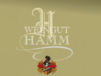 Ajamme Rheinin rantaa myöten Weingut Hammille, jossa pääsemme jaloittelemaan