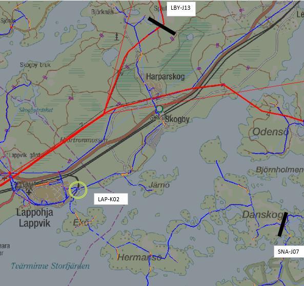 39 nopeuttaa huomattavasti taajama-alueella tapahtuvia muutostöitä ja lyhentää tarvittavat keskeytysajat minimiin. Kuva 17 Kuvassa on kuvattuna lähdön LAP-K02 rajoittuminen ympäröiviin sähköasemiin.