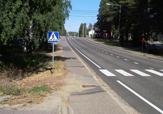 liikenteen väylällä suojatien läheisyydessä (kouru, kaivonkansi koholla ja päällysteen puuttuminen