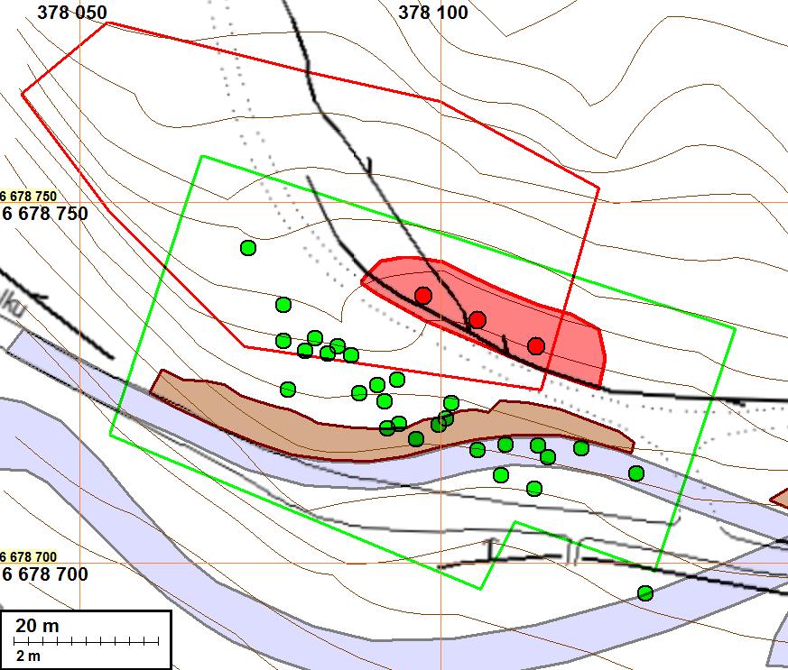 Tutkimuksen perusteella tehty Muinaisjäännösrajaus punaisella. Koekuopat vihreä pallo. Löytöhavainnot punainen pallo.