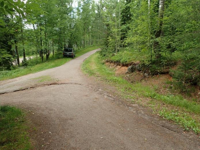 Kuntopolun ojaleikkausta Urheilupuisto nimisen muinaisjäännösalueen itäpuolella. Kuvattu lounaaseen (vas.).
