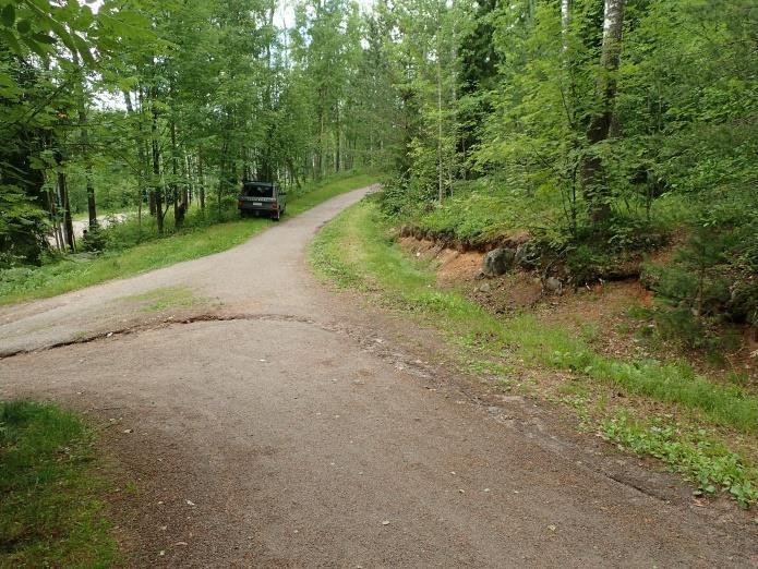 Kuntopolun ojaleikkausta Urheilupuisto nimisen muinaisjäännösalueen itäpuolella. Kuvattu lounaaseen (vas.).