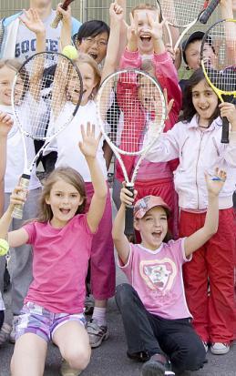 Kesäkursseilta ja leireiltä monen tennisharrastus saa alkukipinän Kesäkurssit ja leirit ovat onnistuneesti läpiviety tältä kesältä.