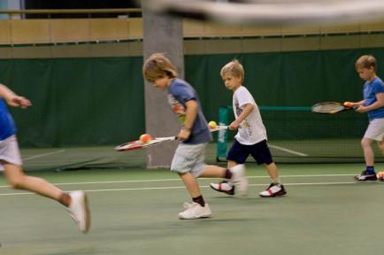 Suositut kesäkurssit ovatkin loistava mahdollisuus kokeilla tennistä, ja jos laji tuntuu mukavalta, niin harrastusta voi jatkaa seurassa sisävalmennuskaudella.