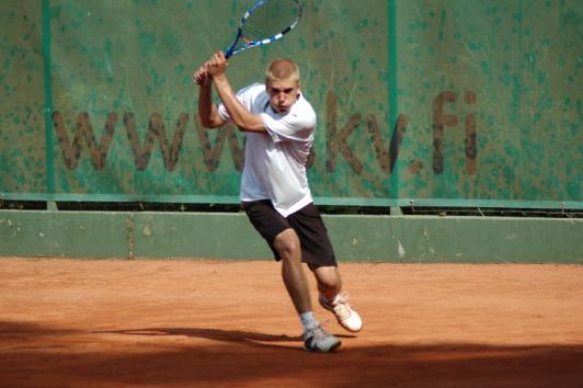 KILPATENNIS TÄVLINGSTENNIS GT:n junioreita kansallisissa kilpailuissa kesä ja heinäkuussa 5.-9.6.