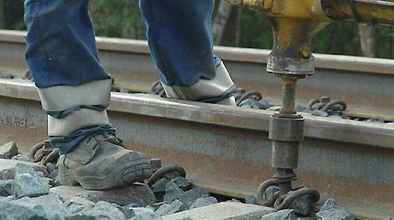VOSSLOH SKL 14 -kiskonkiinnitysjärjestelmä (2) Kuvassa 2 on esitettynä ruuvien kiristys siihen tarkoitetulla
