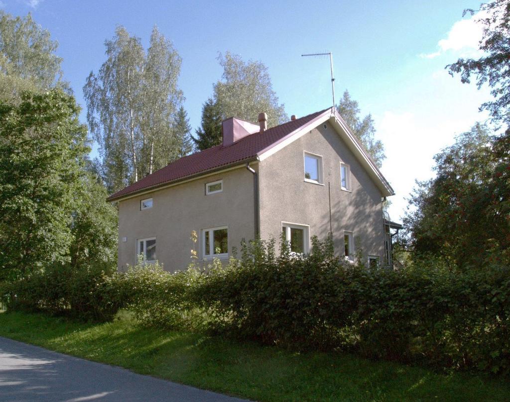 Omenapuut muodostavat tontin luoteispuolella kauniin visuaalisen rajauksen piha-alueen ja kadun välille.