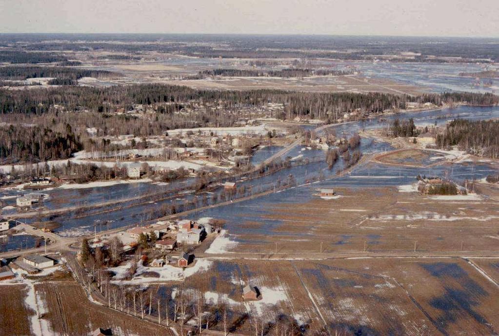 Lisäksi vuonna 1984 joen alaosalla tulvavesi katkaisi maantien 715 sekä Vaasan lentokentälle johtavan tien ja purkautui mereen osittain Vanhan Vaasan kanaalin kautta.
