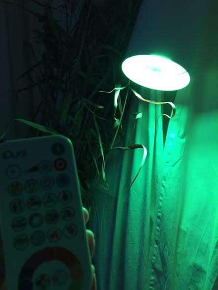 34 valmiina olevaan valaisimeen LED-polttimon, jossa on kaukosäätimellä toimiva värejä vaihtava ominaisuus (kuva 4). Valo voidaan valita esimerkiksi jonkin tunnetilan luomiseksi.