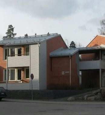 Vasemmalla pulpettikattoinen ja oikealla harjakattoinen asuinkerrostalo. 5 JULKISIVURAKENTEIDEN ONGELMAT 5.