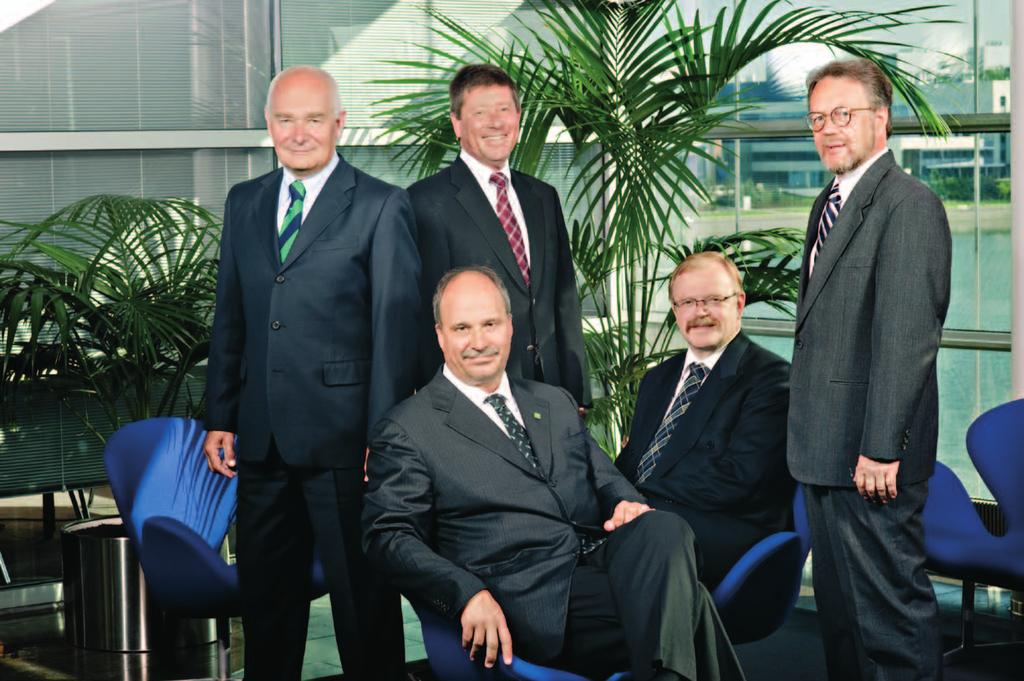 Vasemmalta oikealle: Staffan Simberg, Juha Hulkko (istumassa), Jorma Halonen, Seppo Laine (istumassa) ja Erkki Veikkolainen. Hallituksen puheenjohtaja SEPPO LAINE s.