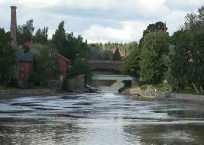 Kuva 3.15. Vanhankaupunginkosken läntinen haara, jossa on edelleen pato muistona vesivoiman ajasta. Kuva 3.16. Lammassaaren pitkospuut.