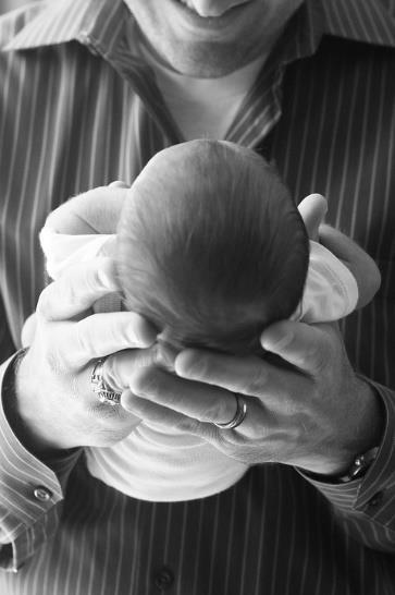 VUOROVAIKUTUKSESSA MUISTETTAVAA - Vanhemman syli, katse, laulu ja ikätasoinen leikki ovat vauvalle parhaita, vuorovaikutuksellisia virikkeitä. Hellä ihokontakti luo vauvalle turvallisuuden tunteen.