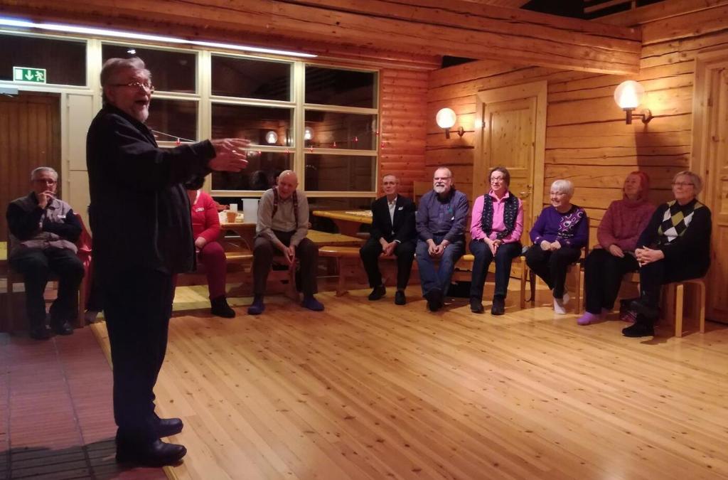 12 Iltaohjelmassa muisteltiin menneitä ja Esko Sänkiniemi hauskuutti omilla tarinoillaan.