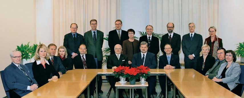 Kiinteistölautakunta Fastighetsnämnden 2004 VESA NURMI Kiinteistölautakunnan jäsenet Ilmari Helimäki (edessä vasemmalta), Inka Kanerva, Kari Hagfors, Terhi Kauti, apulaiskaupunginjohtaja Pekka