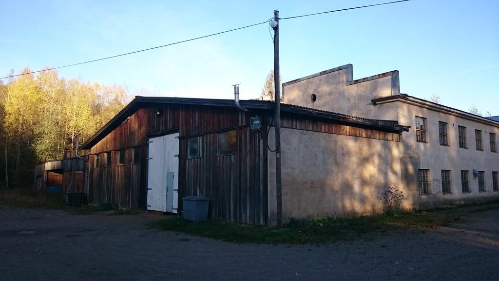 Suunnittelualueen pohjoisosassa Metsä-Ansion tilan RN:o 1:264 alueella sijaitsee Kasiniemen kyläyhdistyksen omistama ja ylläpitämä seuratalo Kokkopirtti (Kuva 5).