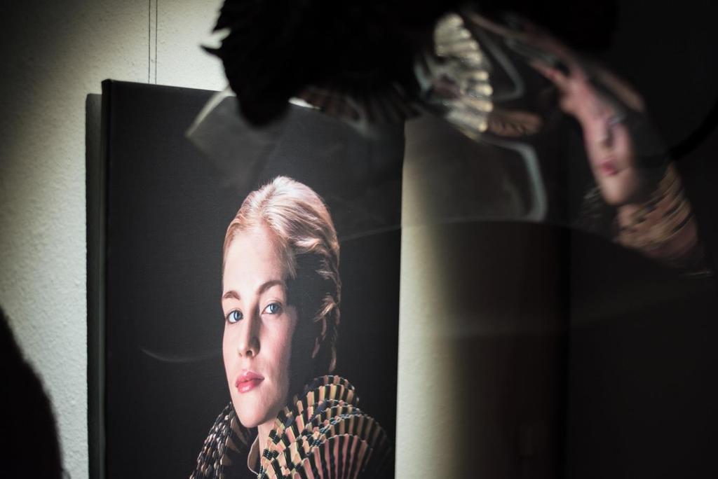 Moosa Myllykangas, Pasi Räbinä (kuvakonsepti ja kuvan veistos) Kati Leinonen (valokuvateos) Art Couture Portraits: Perintö I 2014, pigmenttivedos alumiinikomposiittilevylle, kaulusveistos Art Couture