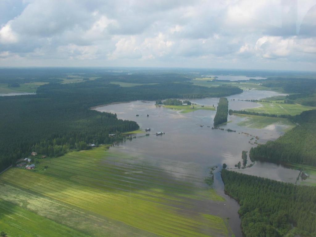 Kuva 1. Vantaanjoen tulva-aluetta Hyvinkään Kytäjällä vuoden 2004 tulvassa. (Kuva Kari Rantakokko). 3.