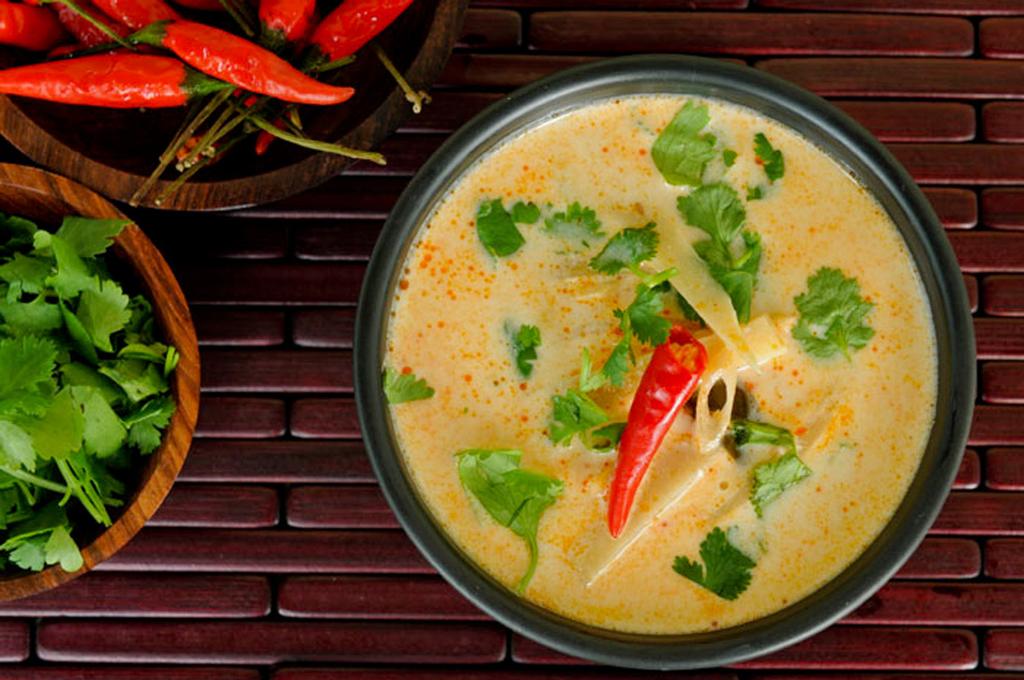 (Myös kasvis- ja tofuvaihtoehdolla) Traditional Thai coconut chicken soup, which includes Thai flavors and aromas of herbs including galangal, onions, coriander, leek, mushrooms, lemon grass, chili