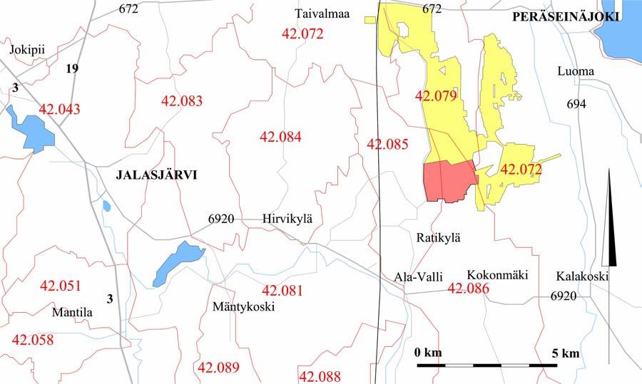 Kuva 3. Hankealueen läheiset valuma-alueet. Karttaan on merkitty punaisella hankealue ja keltaisella olemassa olevat turvetuotantoalueet. 2.