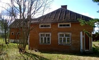 tyhjä rakennus; 4 sauna; 1930-luvun kyläkauppa. Kivelän kauppatalon on rakentanut 1926 Kalle Rimpiläinen, joka muutti Kivelään vuonna 1929.