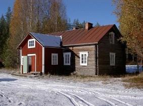 varasto, vilja-aitta (puoji - luhtiaitta ja viljaaitta); 3 tyhjä rakennus (sauna, karjakeittiö); Pieni 1930-luvun maaseuturakentamista edustava pihapiiri.