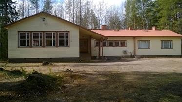 arvokas Pieni 1952 valmistunut kyläkoulu ja talousrakennus Lamujoen varrella.