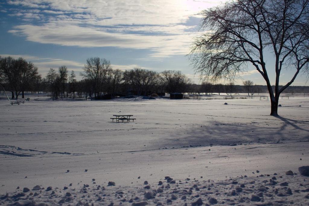 Maisema Vila's Parkista, Madisonista, blizzardin jälkeen Muuta Vapaa-aikanani kävin kavereiden kanssa ulkona syömässä/juomassa, kiertelemässä ympäri kapunkia tai urheilemassa.