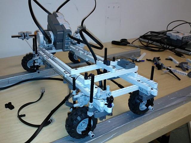 kuva 4 Pyörät alle niin ohjelmointia varten tarvittava prototyyppi on kasassa kuvaus robotin fyysisestä rakenteesta Robotissa on kolme moottoria joista yksi liikuttaa siltaa, yksi sillan päällä