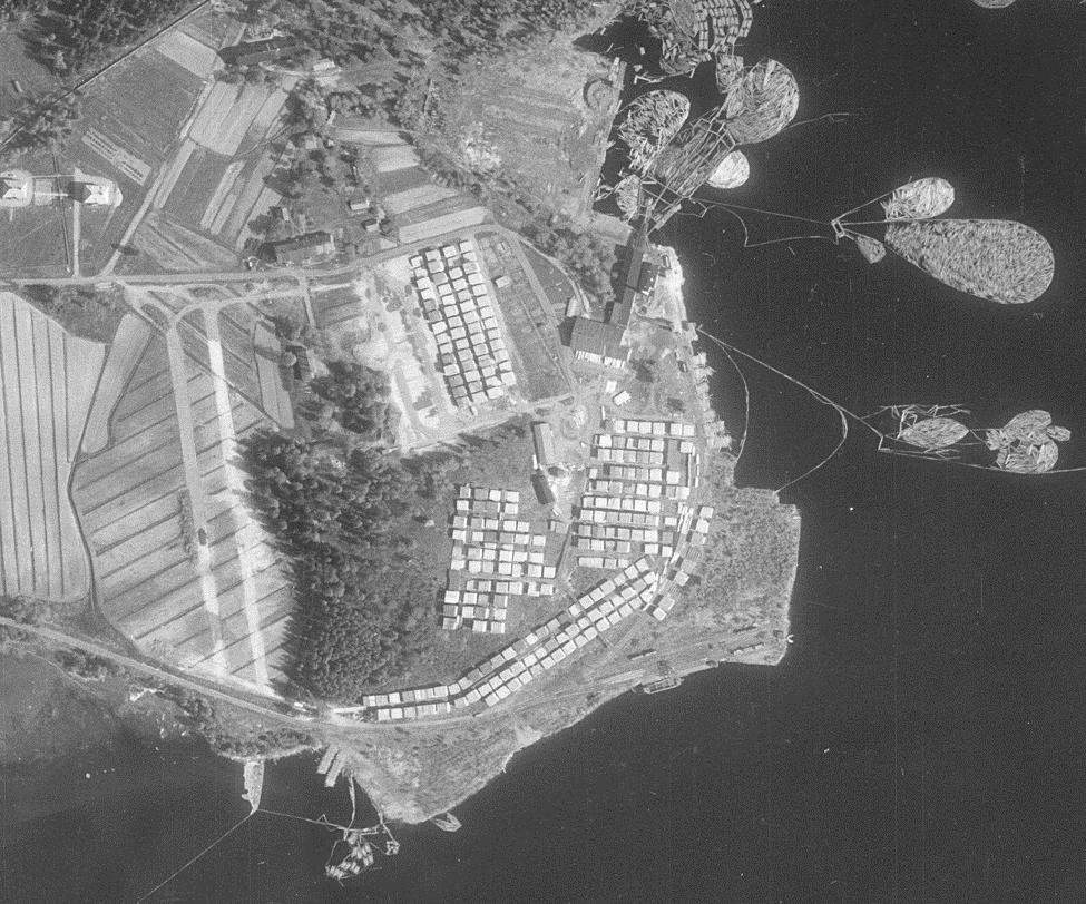 2 Kuva 1. Puuvarastoalueet vuoden 1956 ilmakuvassa. Kuva 2. Puuvarastoalueet vuoden 1966 ilmakuvassa.