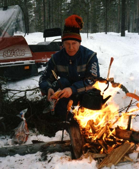 Tuotantomalli oli erilainen, alaosa HPDE muovia ja kuomu syvänpunainen.